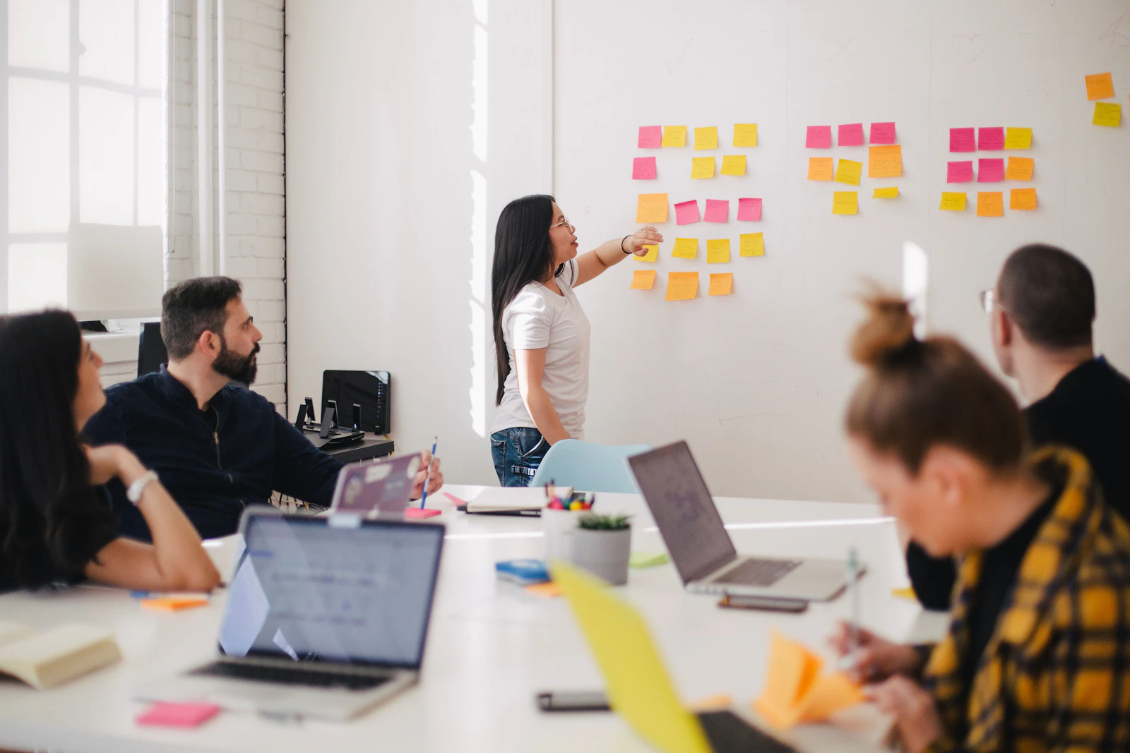Equipe comercial reunida analisando resultados em painel